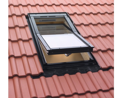 Geopend dakraam in een pannendak