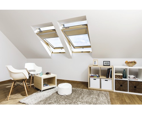Zolderkamer met twee dakramen, zitplaatsen en rekken