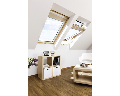 Zolderkamer met twee dakramen, rolgordijnen, rek en tafel