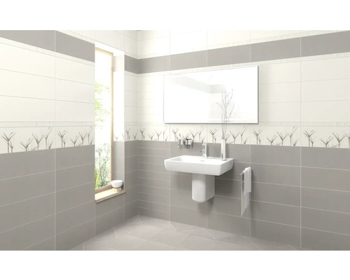 Lichte badkamer met grijze en witte tegels, wastafel en spiegel