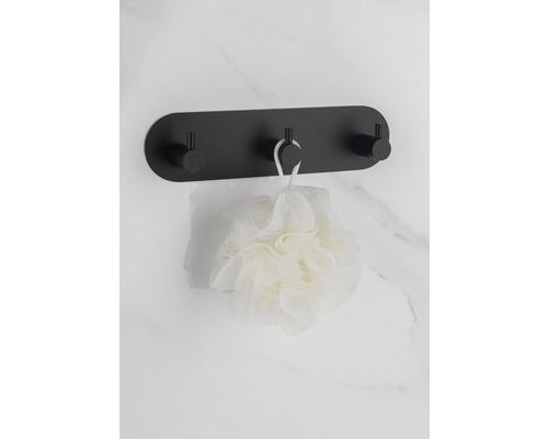 Zwarte badkamerhaakstrip met drie haken en een badspons