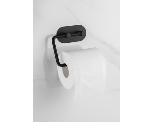 Zwarte toiletpapierhouder met toiletpapierrol aan de muur