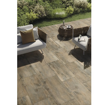 Terras met houtlook tegels en tuinmeubilair