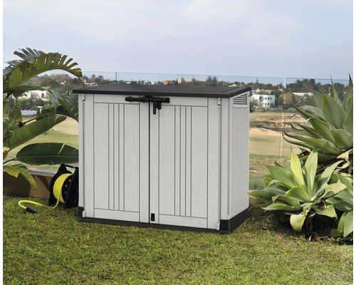 Kunststof tuinkast met twee deuren en zwarte sluiting in de tuin