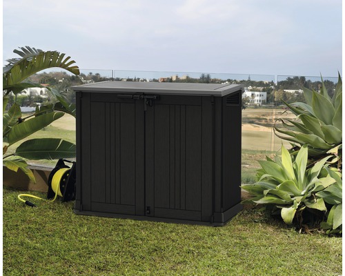 Kunststof tuinkast met dubbele deur en afsluitbare grendels voor buitenopslag.
