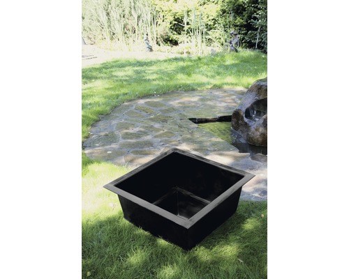 Zwarte rechthoekige vijverbak op gazon