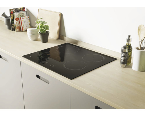 Zwarte keramische kookplaat in een moderne keuken.