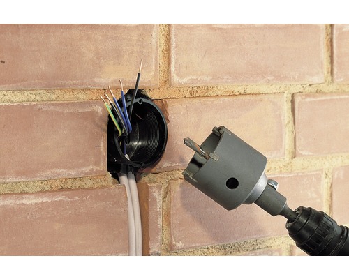 Installatie van een inbouwdoos in een bakstenen muur met een gatenzaag