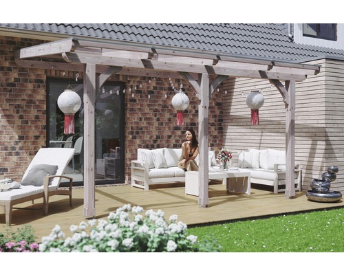 Houten terras met pergola, tuinmeubelen en decoraties voor buiten.