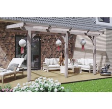 Terras met houten pergola, tuinmeubelen, decoratie en huis op de achtergrond
