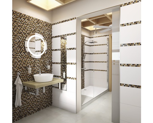 Lichte badkamer met douche, wastafel en mozaïektegels