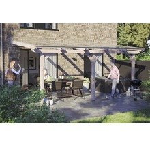 Houten terras met zithoek, whirlpool en barbecue