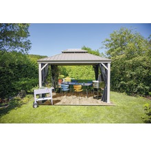 Tuinscène met tuinhuis, tafel, stoelen en barbecue