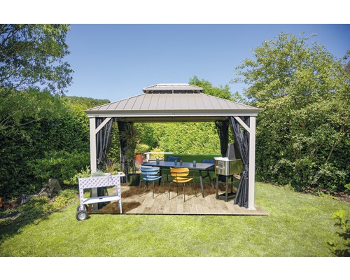 Tuinscène met tuinhuis, tafel, stoelen en barbecue