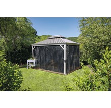 Tuinpaviljoen met gordijnen en rolwagen in de tuin
