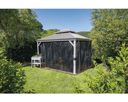 Tuinpaviljoen met gordijnen en rolwagen in de tuin
