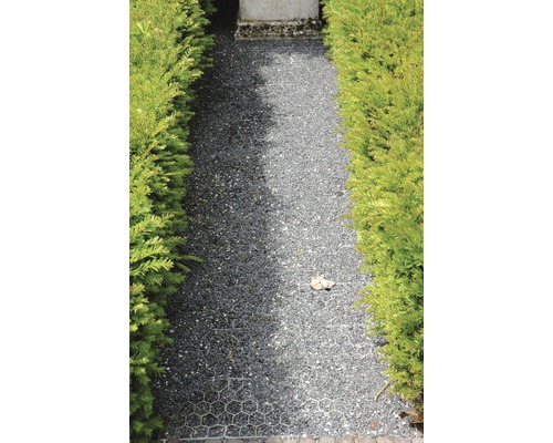 Tuinpad met grind en gazonroosters