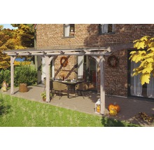 Terras met houten overkapping, eettafel en herfstdecoratie voor bakstenen huis