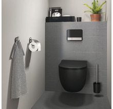 Moderne badkamer met zwart hangtoilet, toiletborstel en handdoekhouder.