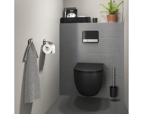 Moderne badkamer met zwart hangtoilet, toiletborstel en handdoekhouder.