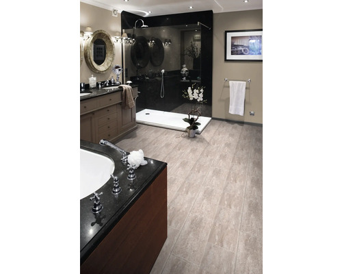 Badkamer met douche, bad, wastafel en spiegel