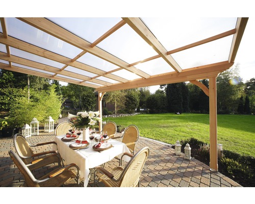 Terras met houten overkapping, tafel en stoelen in de tuin