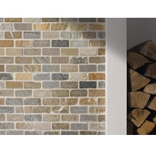 Wand met steenstrips in steenlook en stapel hout
