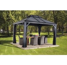 Tuinpaviljoen met tafel en stoelen op een terras in de tuin