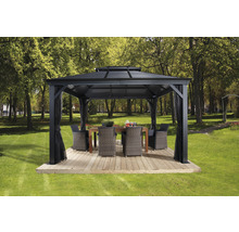 Paviljoen met eettafel en stoelen in de tuin