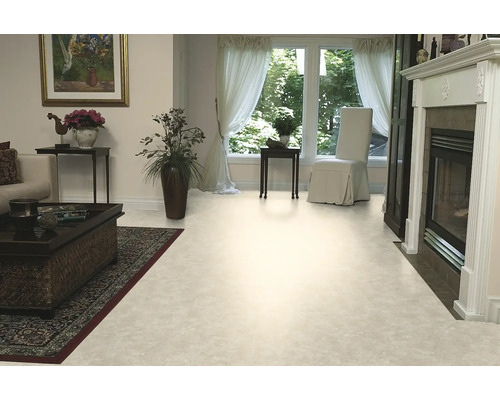 Woonkamer met lichte vloerbedekking, open haard en decoratie