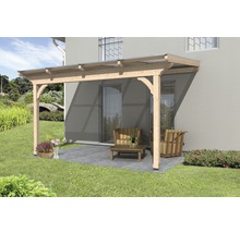 Houten terrasoverkapping met tuinmeubelen op terras