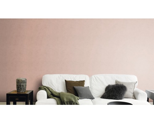 Woonkamer met patroonbehang, bank, kussens en bijzettafel