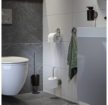 Moderne badkamer met toilet, toiletpapierhouder, handdoek en zeepdispenser