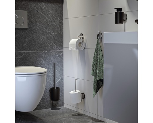 Moderne badkamer met toilet, toiletpapierhouder, handdoek en zeepdispenser