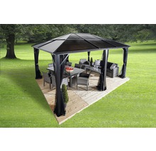Paviljoen met tafel, stoelen en gordijnen op een terras in een tuin.