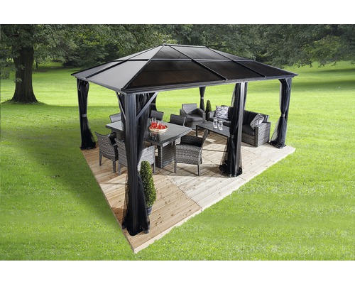Paviljoen met tafel, stoelen en gordijnen op een terras in een tuin.