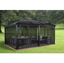 Paviljoen met muggennet in de tuin