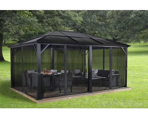 Paviljoen met muggennet in de tuin