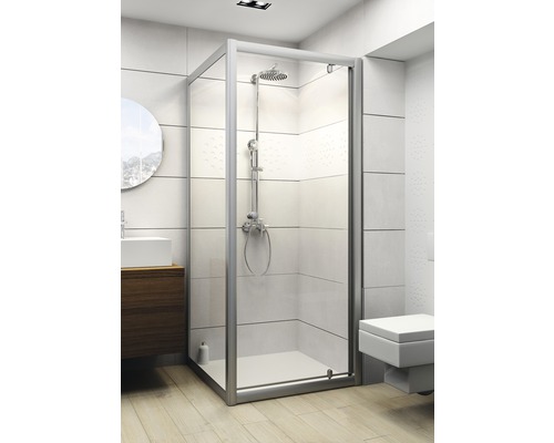 Douchecabine met douchesysteem in een lichte badkamer