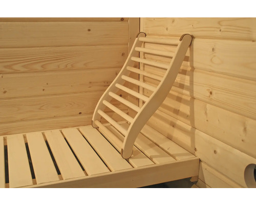 Sauna met houten rugleuning