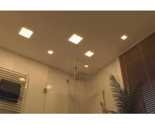 Moderne badkamer met douche en plafondlampen