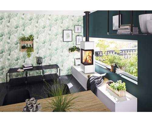 Woonkamer met kachel, planten en decoratie