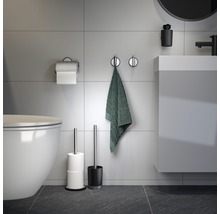 Badkameroverzicht met toilet, wastafel, handdoek, toiletpapierhouder en toiletborstel