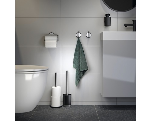 Badkameroverzicht met toilet, wastafel, handdoek, toiletpapierhouder en toiletborstel