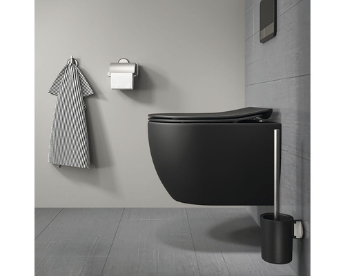 Moderne badkamer met wandcloset, toiletpapierhouder, handdoek en toiletborstel