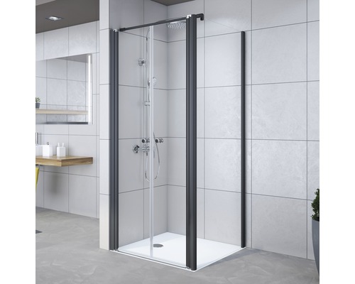 Douchewand met zwart frame in een badkamer