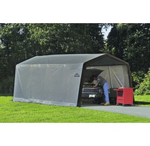 Gemonteerde ShelterLogic opslagtent met een persoon die aan een auto werkt