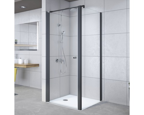 Douche met zwart frame en douchebak in badkamer