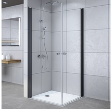 Douchecabine met zwart frame en douchesysteem in de badkamer.