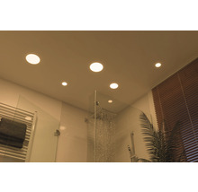 Badkamer met plafondlampen, douchecabine en radiator